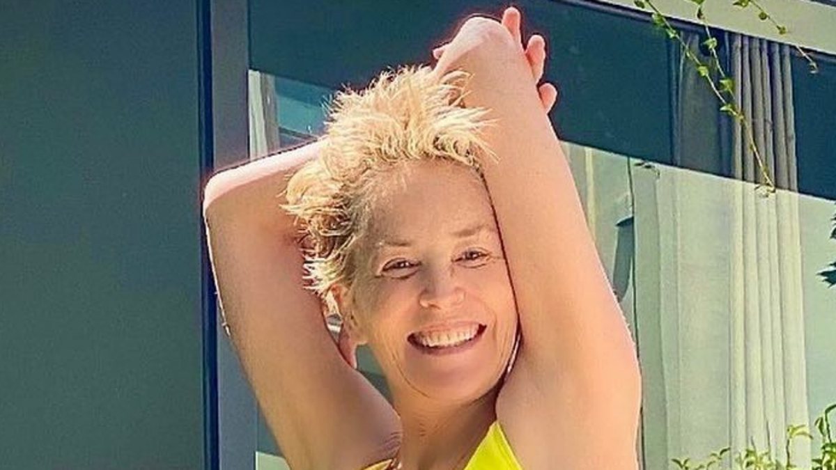 Sharon Stone reflete na web ao fazer topless