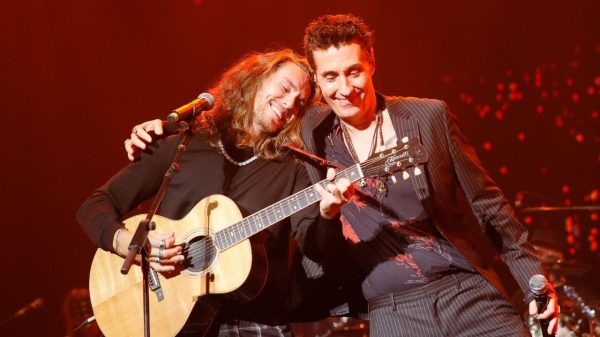 Vitor Kley e Dinho Ouro Preto, do Capital Inicial, se abraçam em cima de um palco