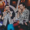 Dupla Guilherme & Benuto cantando em cima do palco