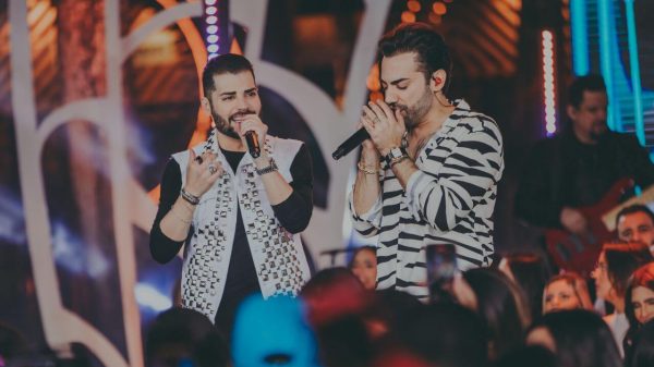 Dupla Guilherme & Benuto cantando em cima do palco