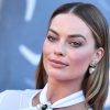 Margot Robbie visita Cara Delevingne