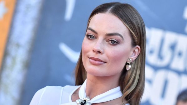 Margot Robbie visita Cara Delevingne