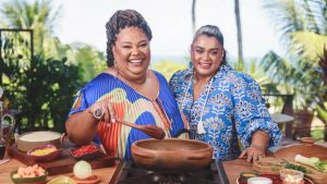 Preta Gil e a influenciadora apresentadora do "Uma Senhora Panela" posam em frente a uma panela