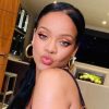 Rihanna posa fazendo boca de biquinho