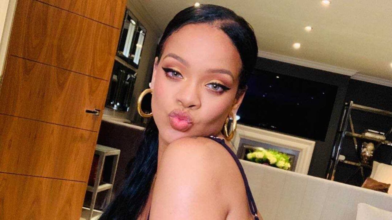 Rihanna posa fazendo boca de biquinho