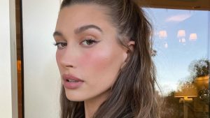 Após rumores de gravides, Hailey Bieber revela problema de saúde; saiba mais