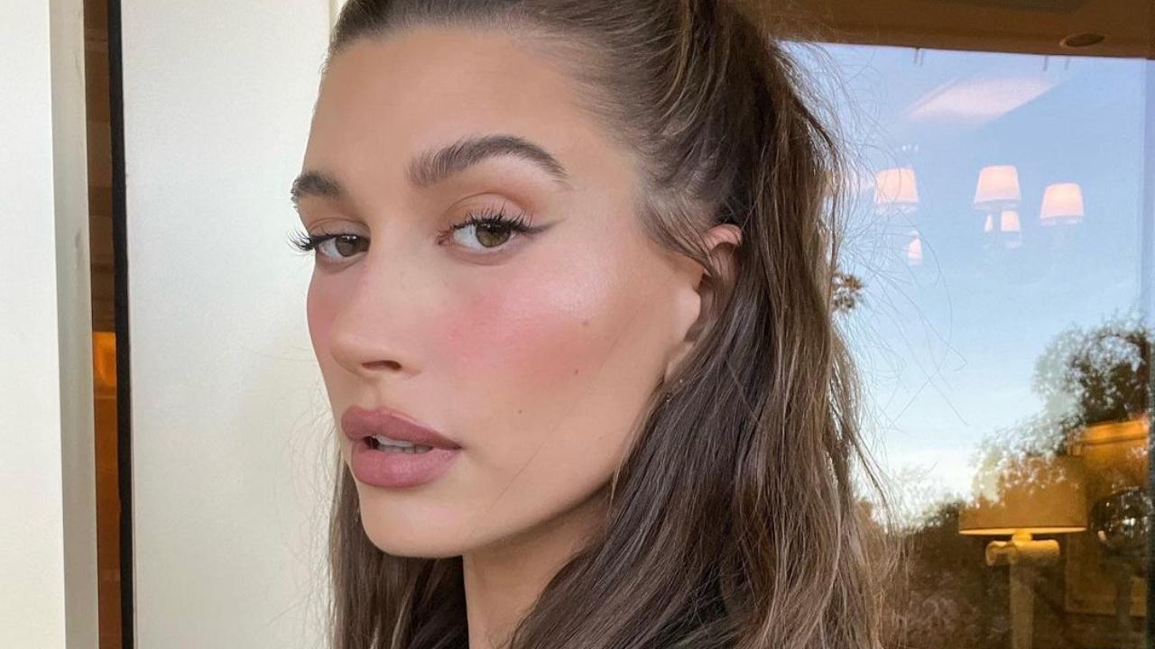 Após rumores de gravides, Hailey Bieber revela problema de saúde; saiba mais