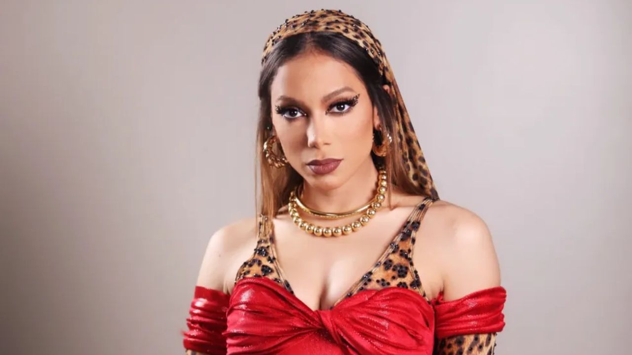 Sem conseguir vender, Anitta abaixa preço de sua mansão extravagante