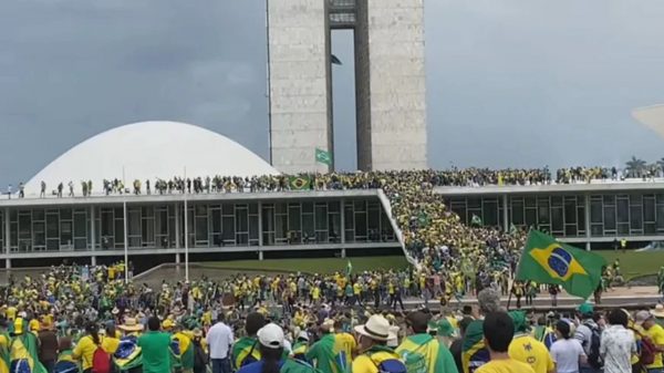 Celebridades reagem nas redes após invasão do Congresso em Brasília