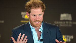 Príncipe Harry aponta incentivo de William em fantasia polêmica dos anos 2000