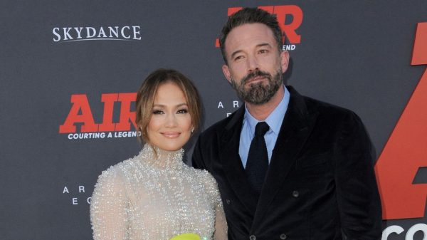 Jennifer Lopez e Ben Affleck compram mansão com número chocante de banheiros; confira