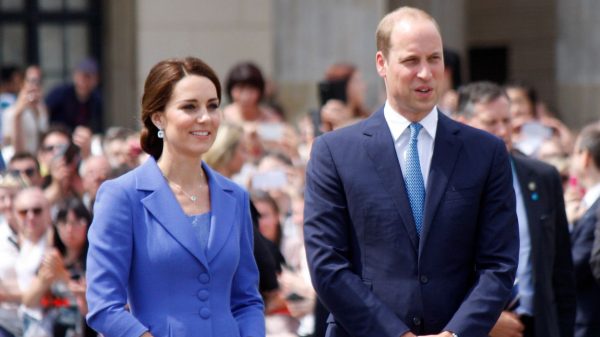 Príncipe William revolta web após gesto grosseiro com Kate Middleton