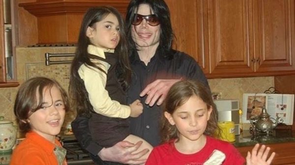 Filhos homenageiam Michael Jackson no seu aniversário de morte