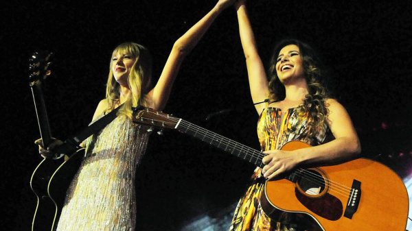 Paula Fernandes se apresentou com Taylor Swift em 2012