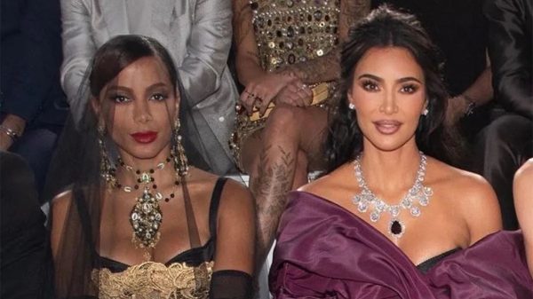 Anitta curte desfile ao lado de Kim Kardashian e encontro bomba na web