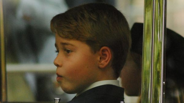 Como o príncipe William e Kate Middleton deram ao príncipe George uma “infância normal”