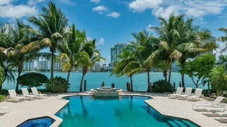Xuxa vende mansão milionária em Miami para rapper; saiba tudo