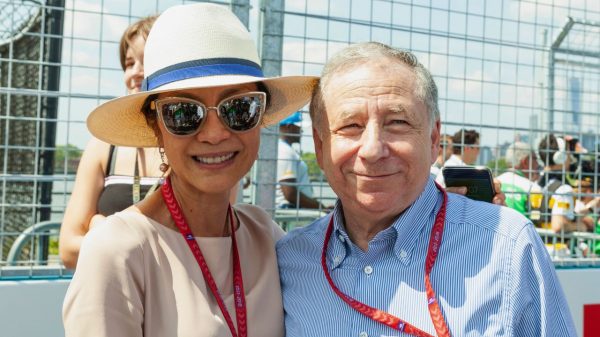 Após noivado de 19 anos, Michelle Yeoh se casa com chefão da F1; conheça Jean Todt