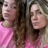 Em vagão de metrô, Leticia Spiller posa com a filha com mensagem de conscientização
