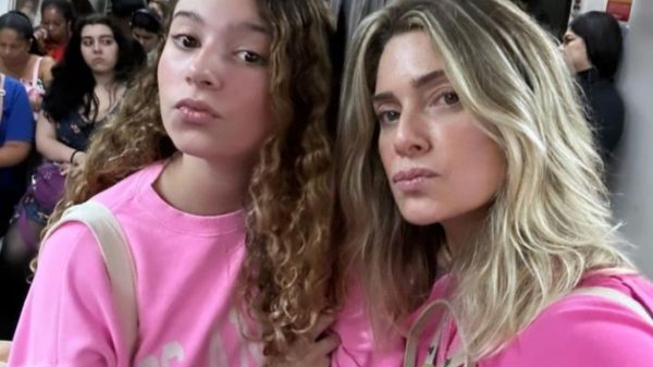 Em vagão de metrô, Leticia Spiller posa com a filha com mensagem de conscientização