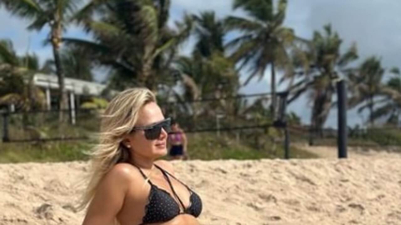 Eliana de biquíni na praia