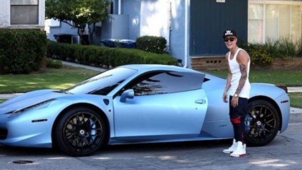 Entenda por que Justin Bieber e outros famosos não podem comprar carros da Ferrari