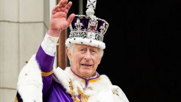 Rei Charles III é diagnosticado com câncer; saiba o que acontece caso ele seja afastado do trono