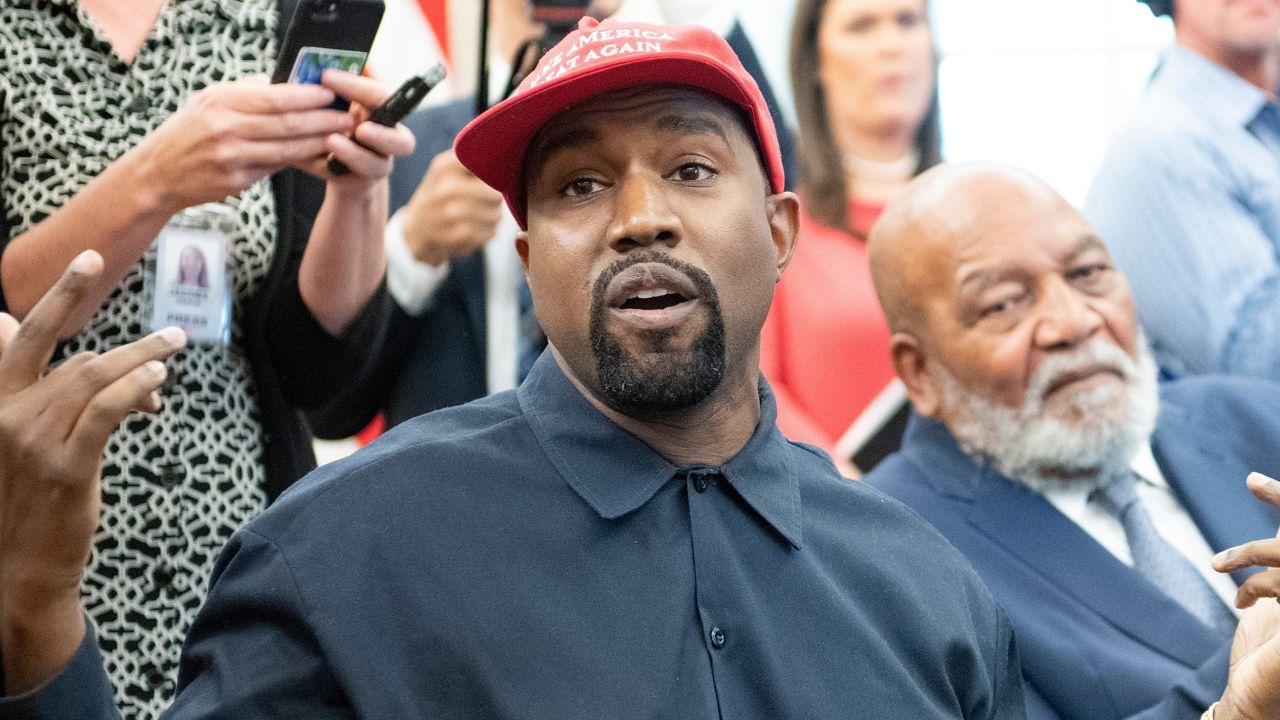 Kanye West é alvo de processo após ameaçar "enjaular" alunos; saiba tudo