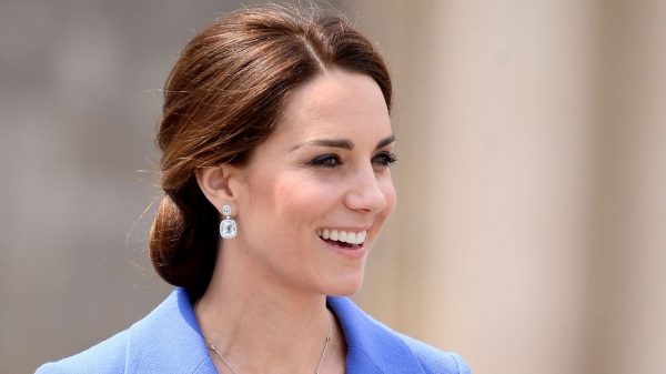 Kate Middleton quebra mais um protocolo real ao falar com súdita: "gesto gentil"