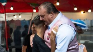 Jacquin 'apadrinha' menino abandonado pela mãe após programa