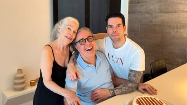 Longe da TV desde 2001, Flávio Silvino aparece em foto rara com a família