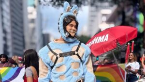 Carmo Dalla Vecchia responde críticas após seminu na parada LGBTQIA+