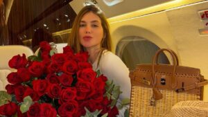 Após receber flores, Virginia é filmada cantando canta música romântica