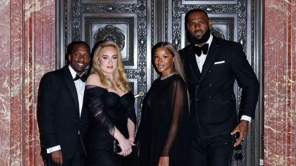 Adele e Rich Paul posam ao lado de LeBron James