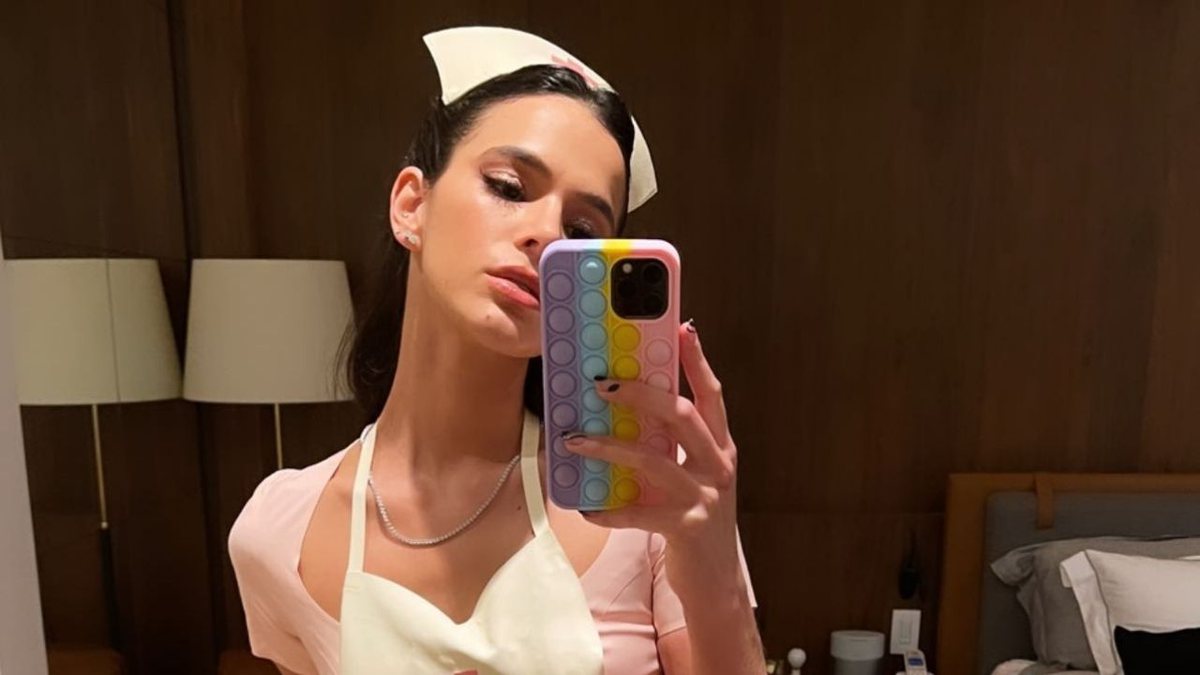 Bruna Marquezine é criticada após usar fantasia de enfermeira