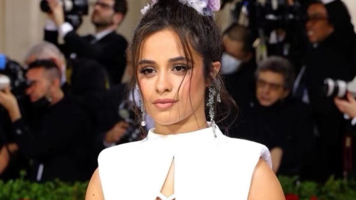 Camila Cabello usa look branco e sustentável no Met Gala 2022