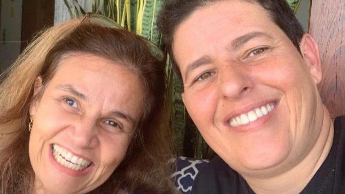 A atriz assumiu o relacionamento com Adriane Bonato e se declarou nas redes sociais