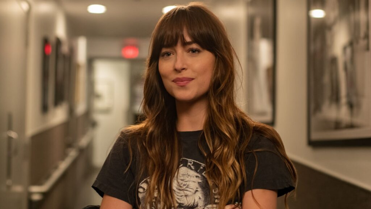 Dakota Johnson é confirmada para estrelar adaptação de 'Persuasão' de Jane Austen