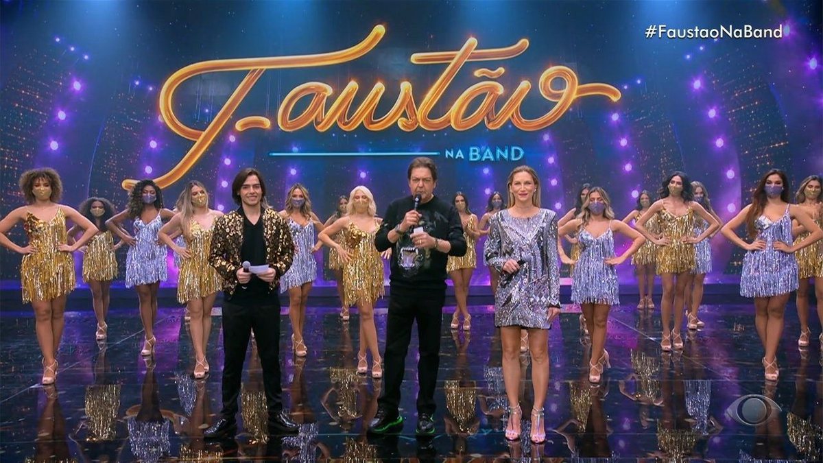 Faustão canta em estreia na Band e web reage: 