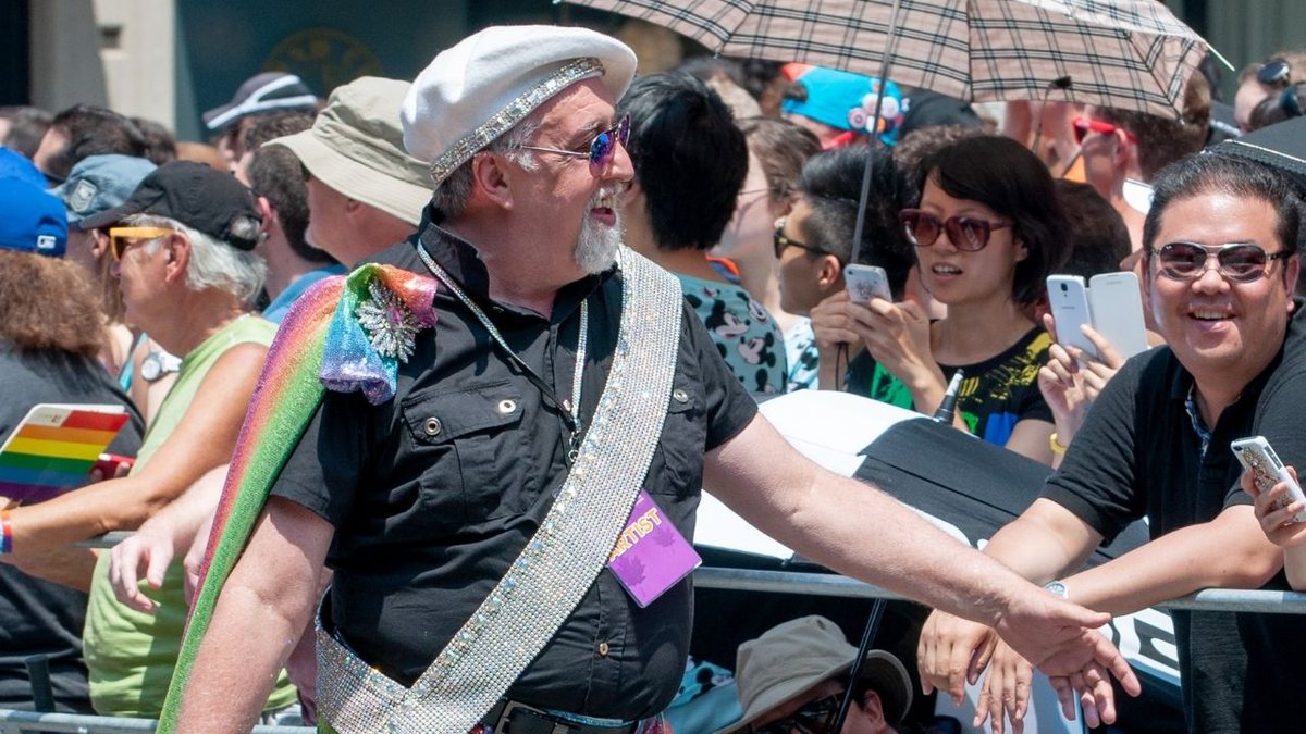 LGBTQIA+: Conheça Gilbert Baker, o artista que criou a bandeira do movimento