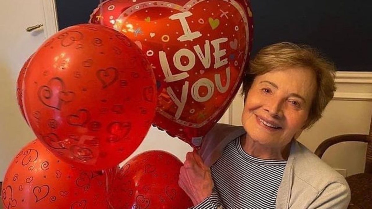 Aos 87 anos, a atriz gravou uma mensagem de esperança para o fim de ano