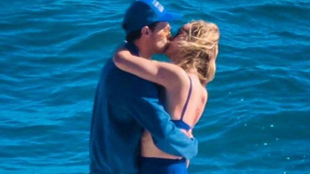 É romance! Harry Styles e Olivia Wilde são vistos se beijando