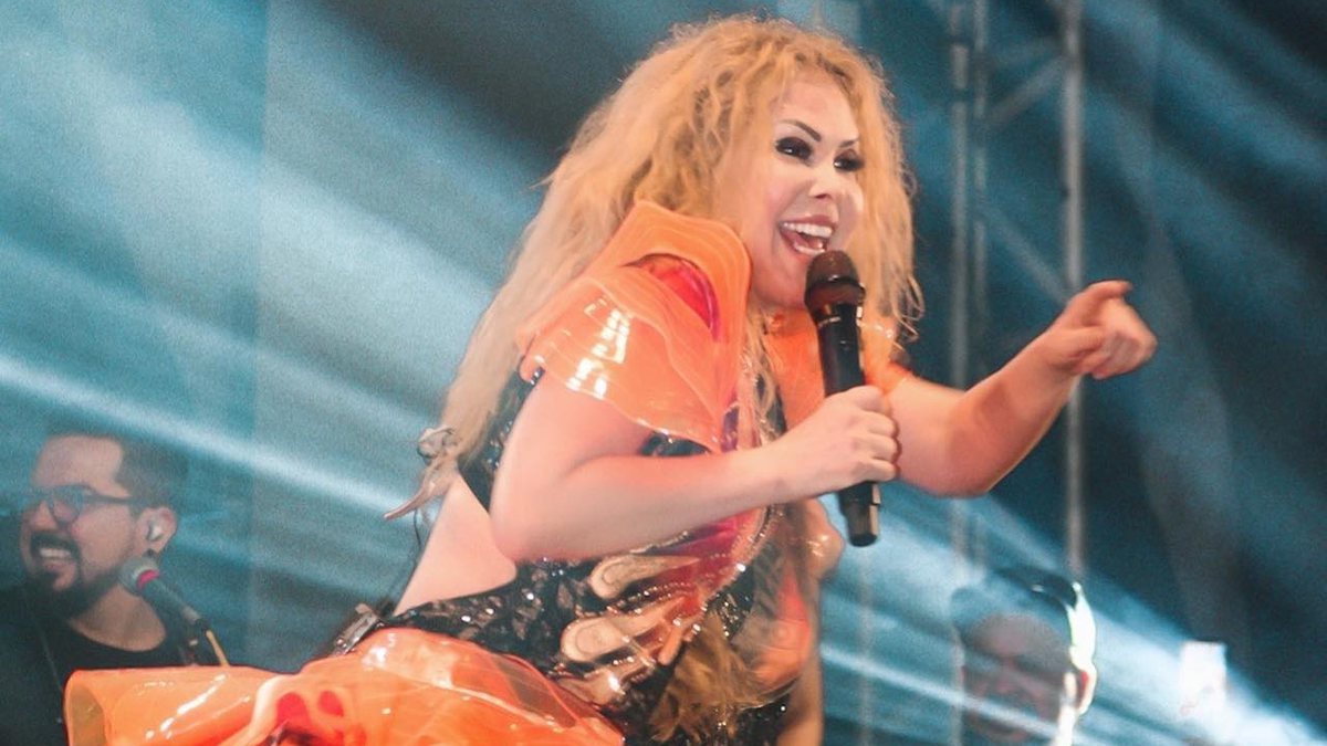 Joelma surge com rosto inchado e preocupa fãs