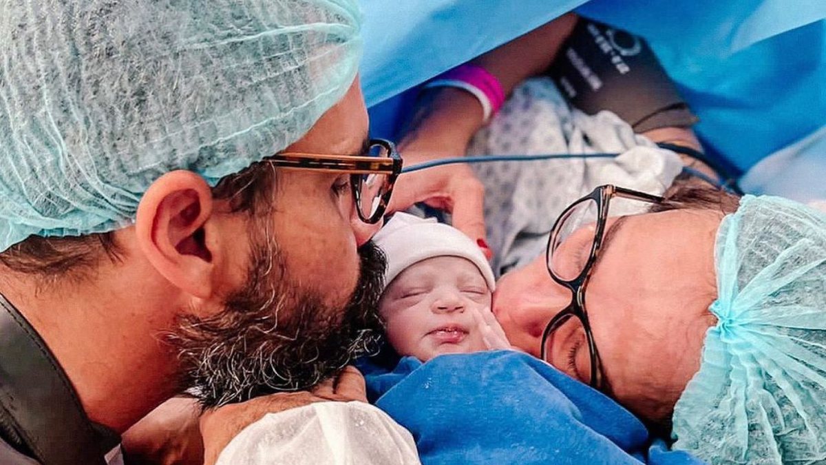 No Instagram, o ator compartilhou um clique da bebê que precisou passar por um procedimento logo após o nascimento
