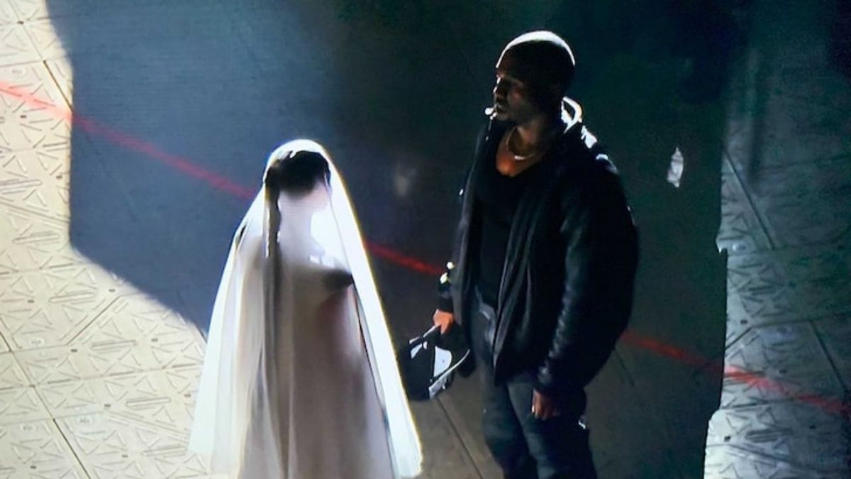Kim Kardashian vestida de noiva marca evento polêmico de Kanye West