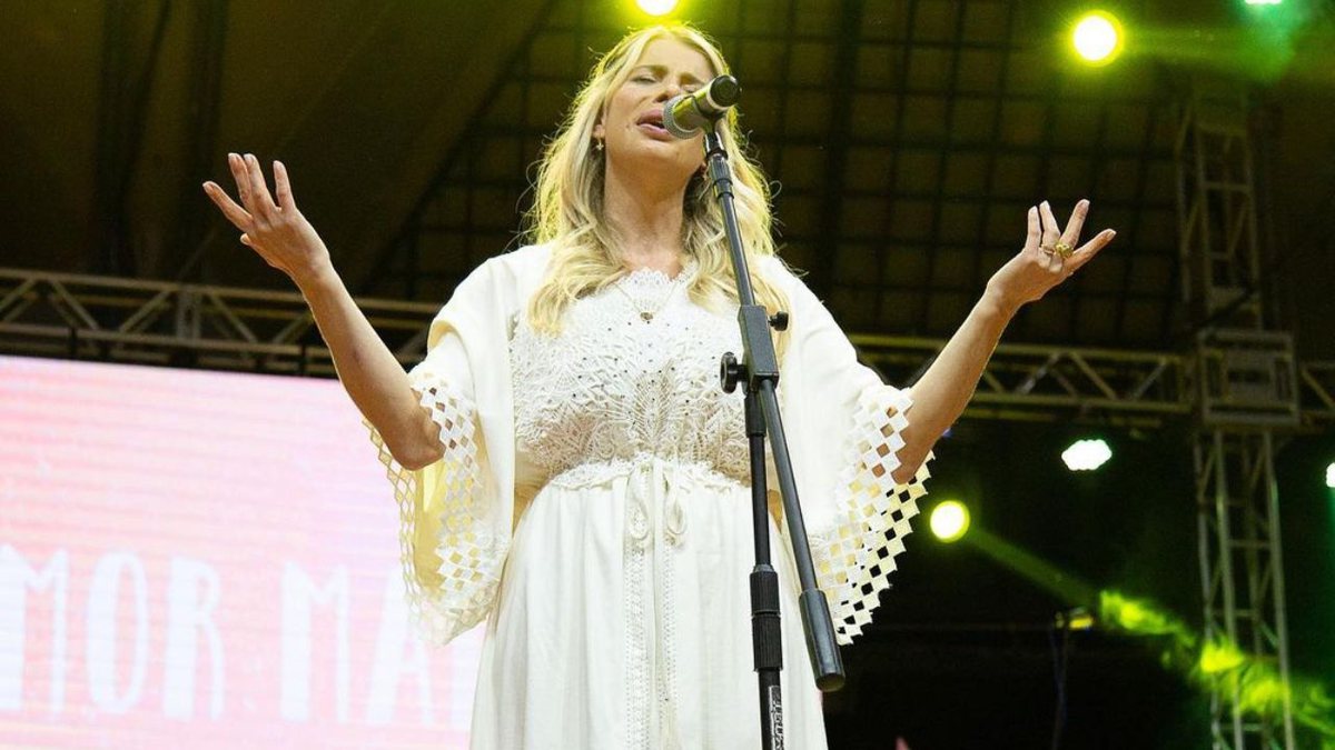 Karina Bacchi anuncia carreira gospel: 