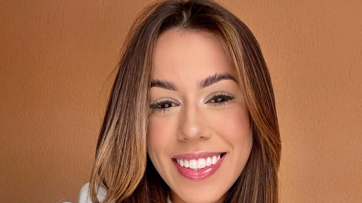 Larissa Tomásia divertiu os seguidores ao mostrar que perdeu o dente durante um churrasco