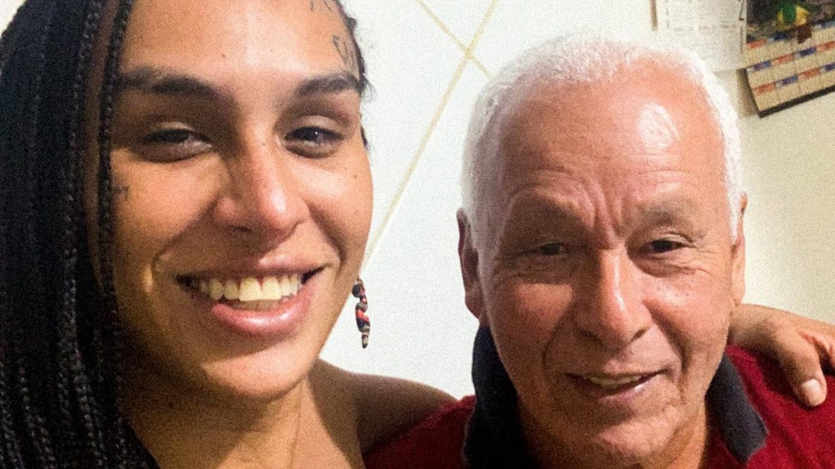 A morte do pai da ex-BBB foi confirmado pela assessoria de imprensa da artista