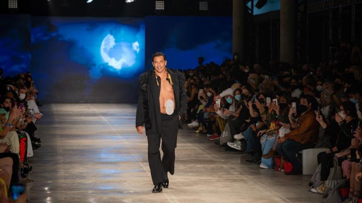 Luciano Szafir desfila com bolsa de estomia no SPFW: 