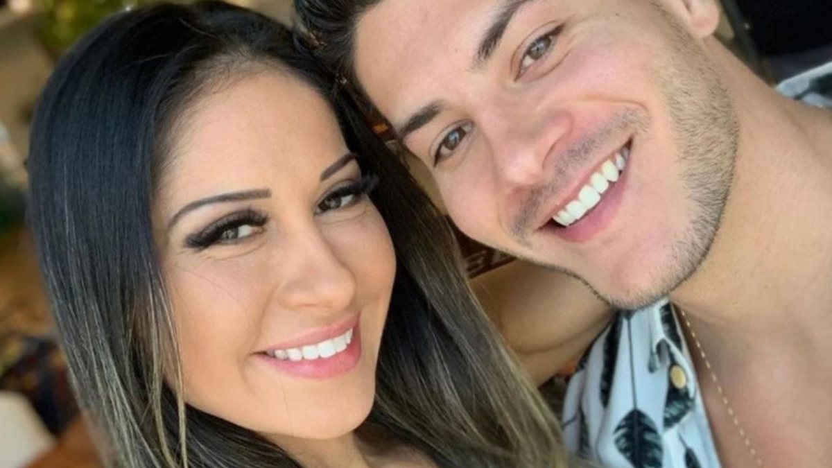 Voltaram! Mayra Cardi surge aos beijos com Arthur Aguiar